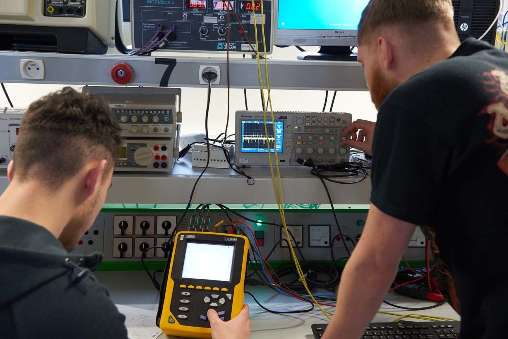 Etudiants qui travaillent