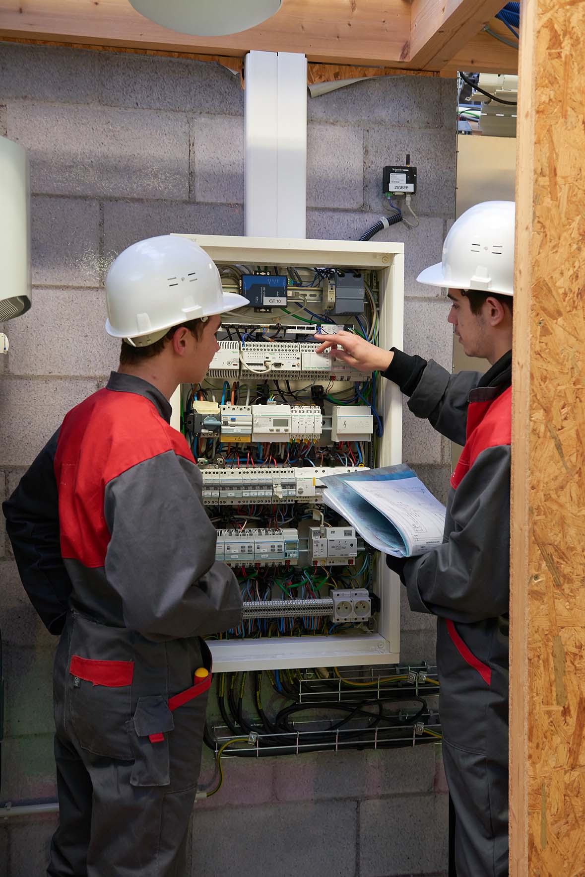 Etudiants sur un panneau électrique