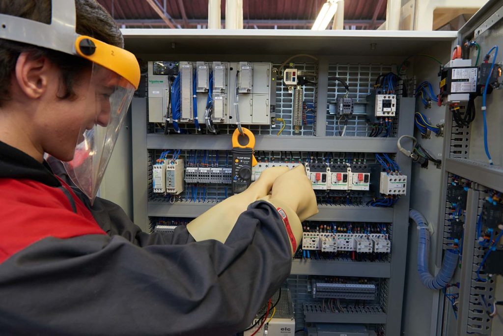 Travaille sur un tableau électrique
