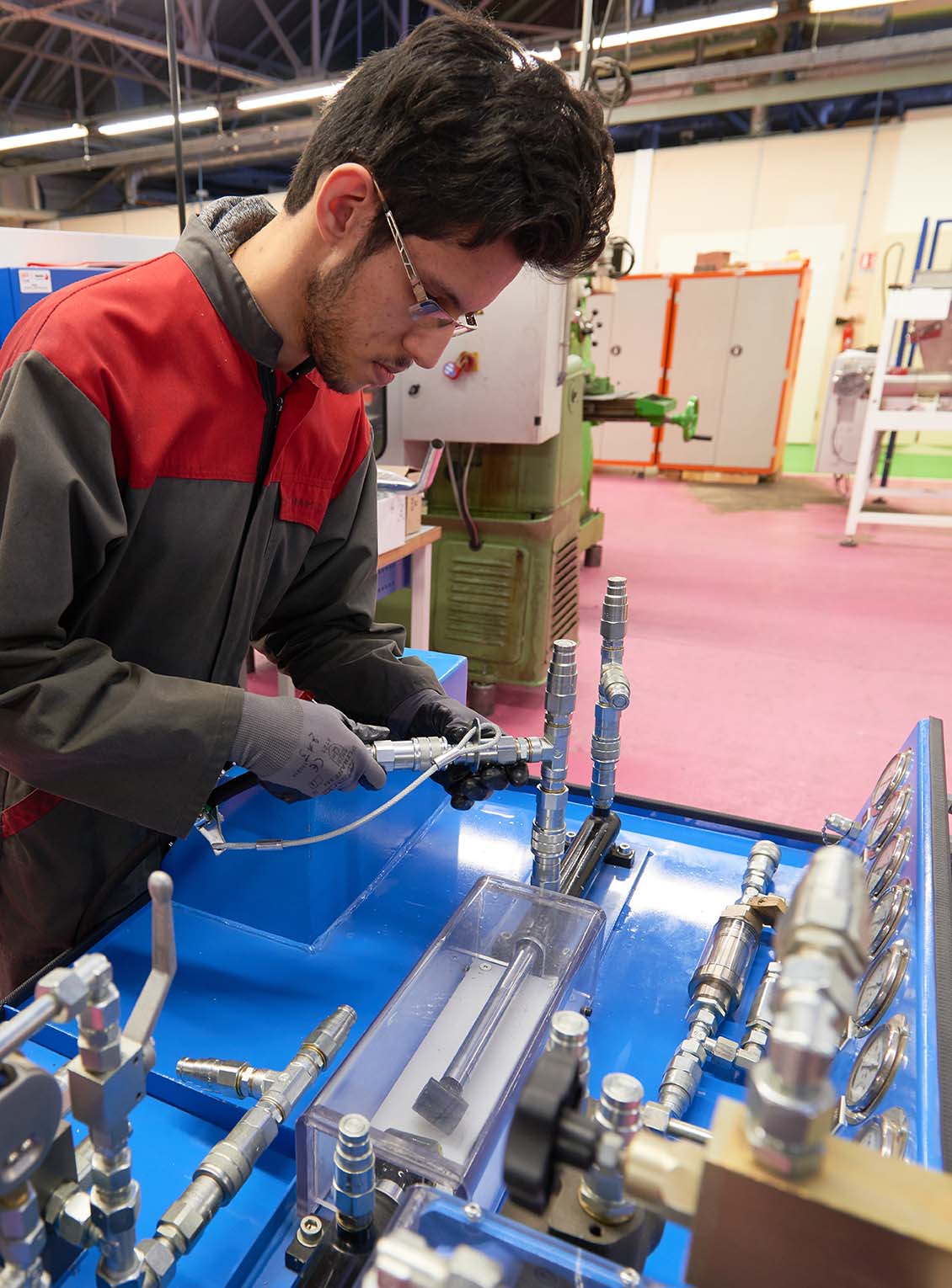 Etudiant sur une machine